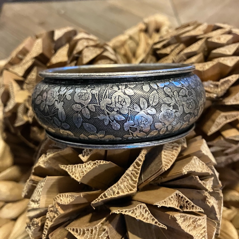 🌸Vintage Floral Embossed Bangle